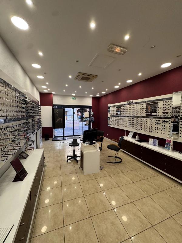 Local commercial - 180 m² - 3 pièces