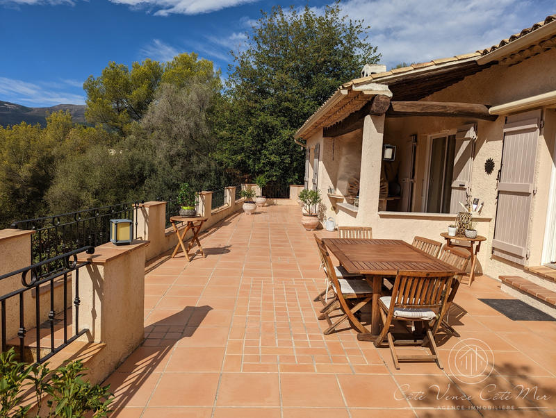 Maison - 234 m² - 8 pièces