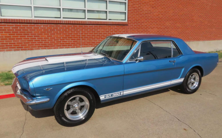 Ford Mustang Coupe V8