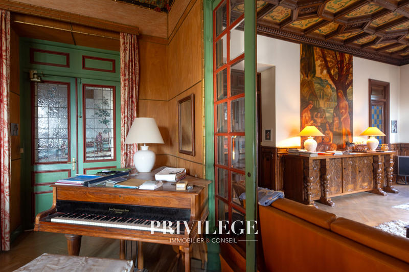 Propriété - 824 m² - 11 pièces