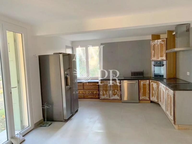 Maison - 230 m² - 7 pièces