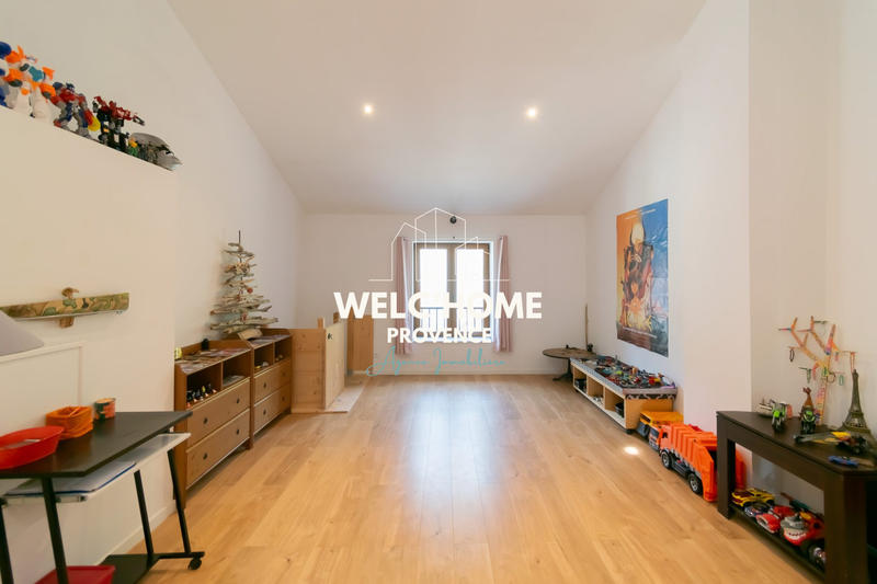 Maison - 210 m² - 8 pièces