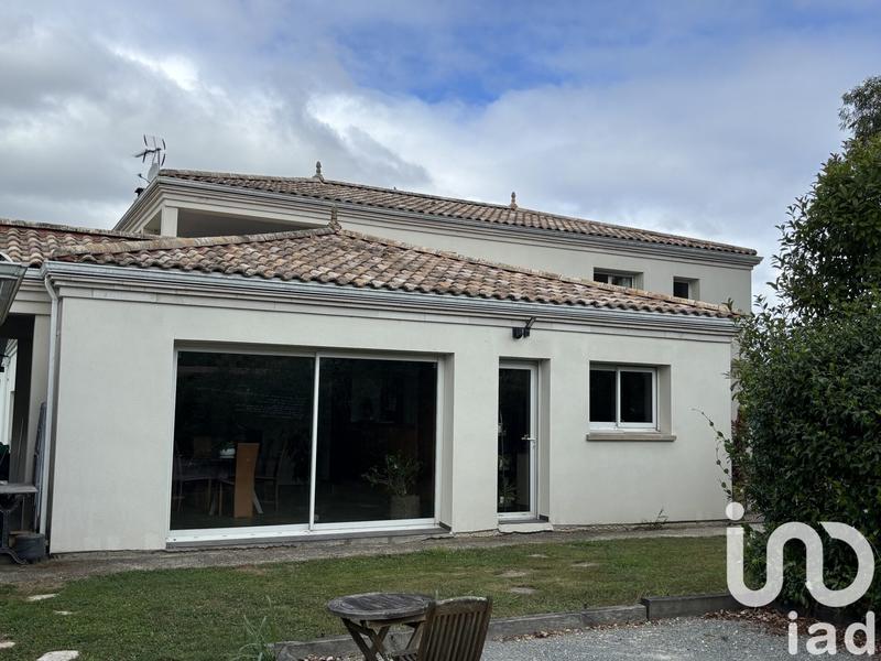 Maison - 250 m² - 8 pièces