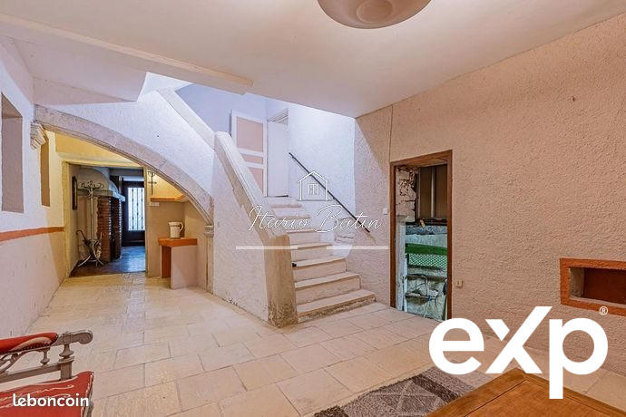 Maison - 238 m² - 9 pièces