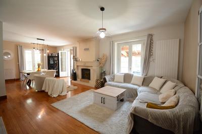 Maison - 221 m² - 7 pièces