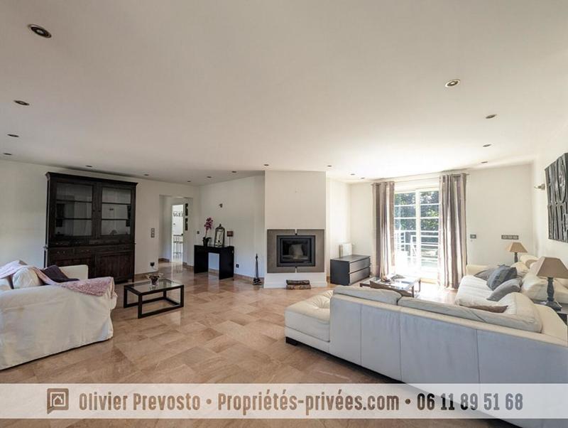Maison - 235 m² - 9 pièces