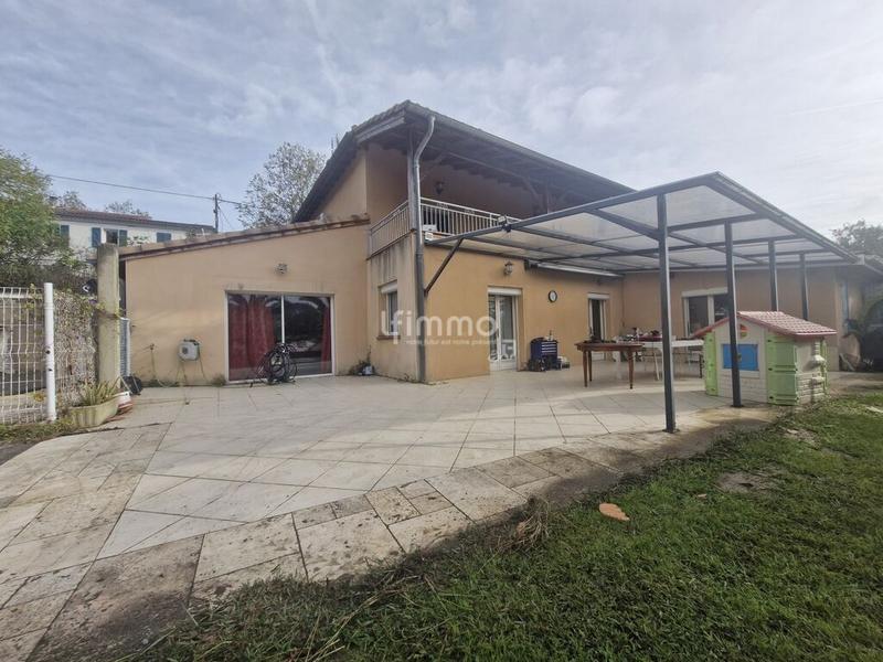 Maison - 280 m² - 10 pièces