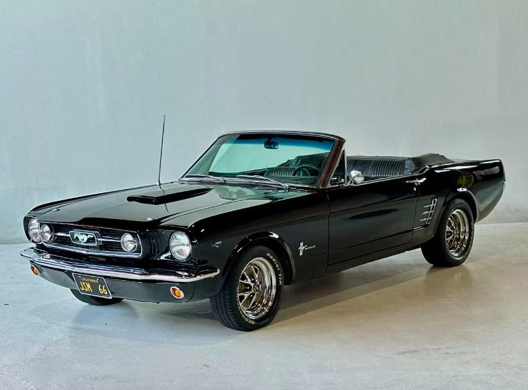 Ford Mustang V8 Triple Black Cab