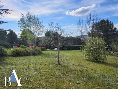 Terrain constructible - 1 590 m²