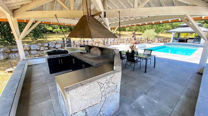 Propriété - 245 m² - 7 pièces