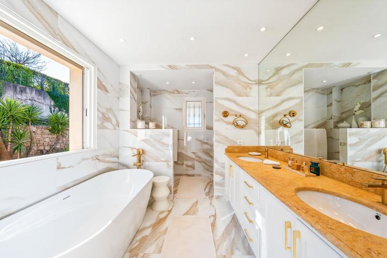 Villa - 300 m² - 6 pièces