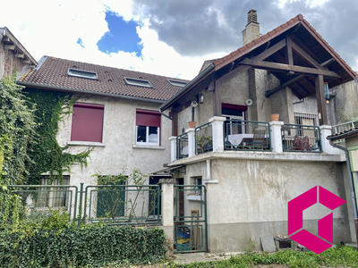 Maison traditionnelle - 220 m² - 8 pièces