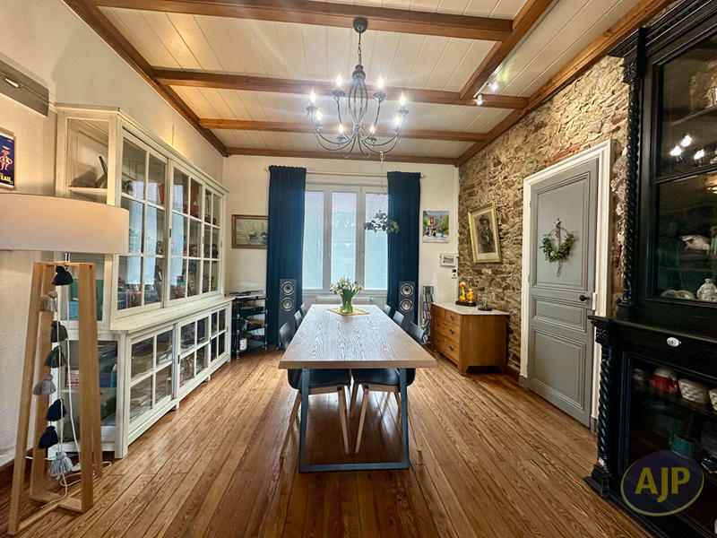 Maison - 239 m² - 8 pièces