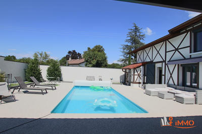 Maison - 220 m² - 9 pièces