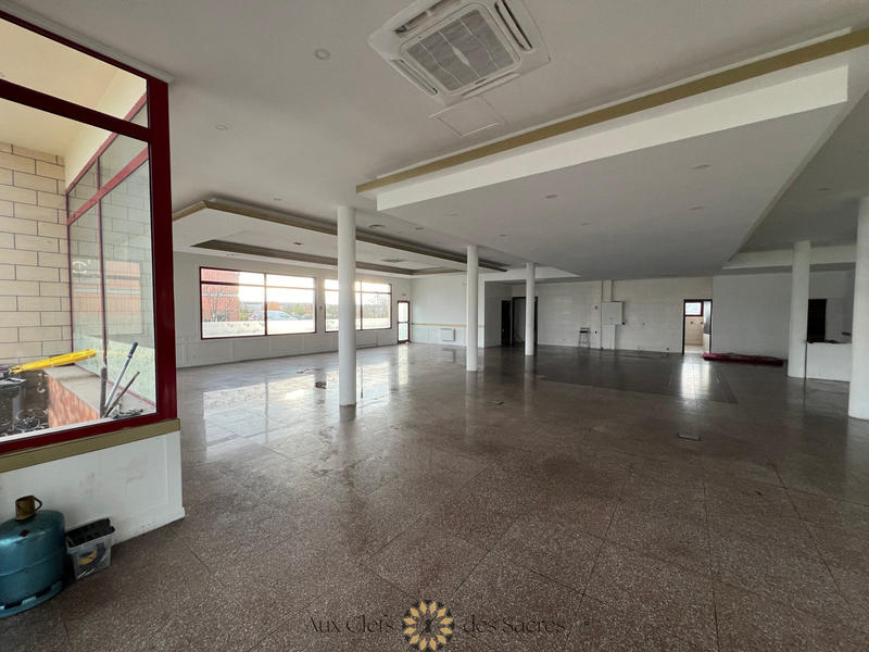 Local commercial - 2 600 m²