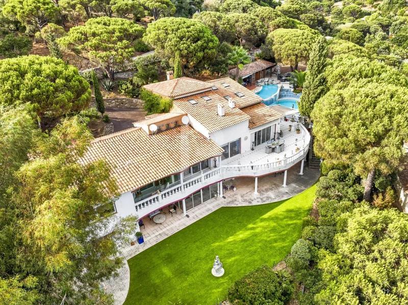 Villa - 439 m² - 8 pièces