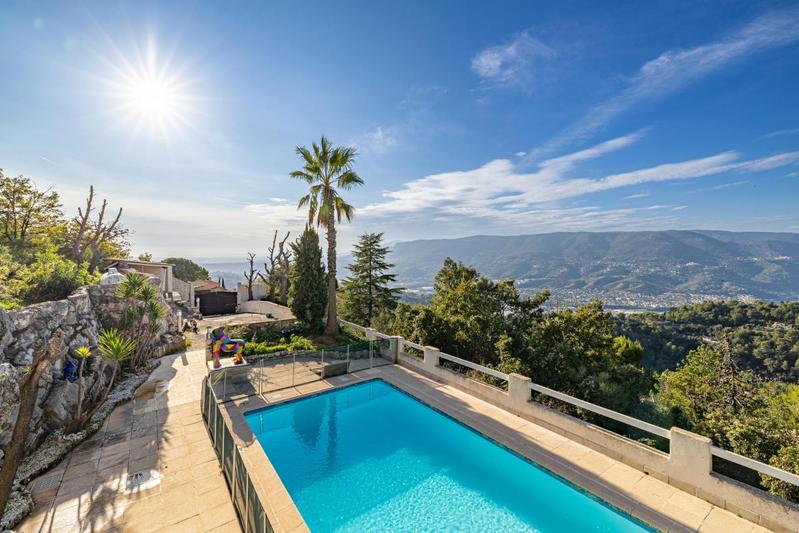 Maison - 242 m² - 5 pièces