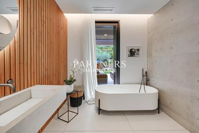 Maison - 350 m² - 6 pièces