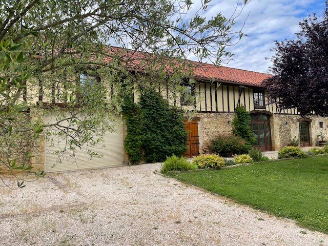 Maison - 630 m² - 9 pièces