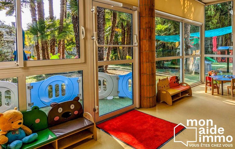 Local d'activités - 280 m² - 15 pièces