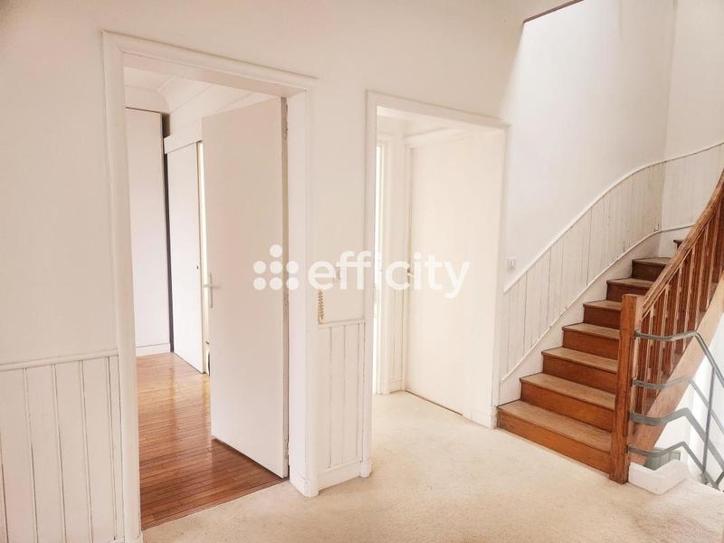 Maison - 215 m² - 10 pièces