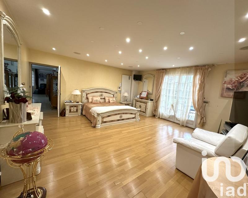 Maison - 390 m² - 11 pièces