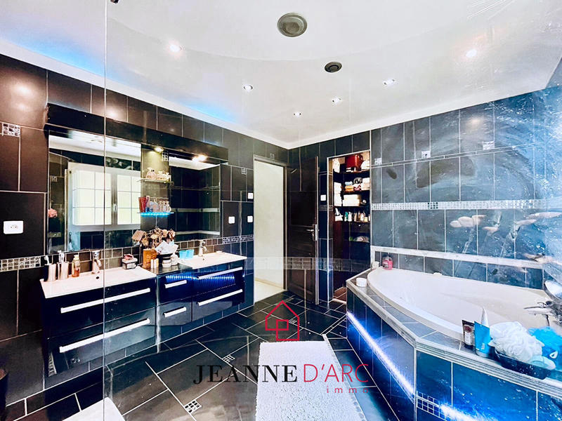 Maison - 165 m² - 9 pièces