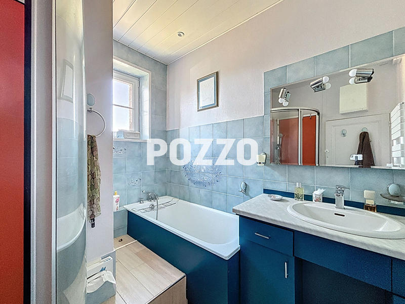 Maison - 181 m² - 9 pièces