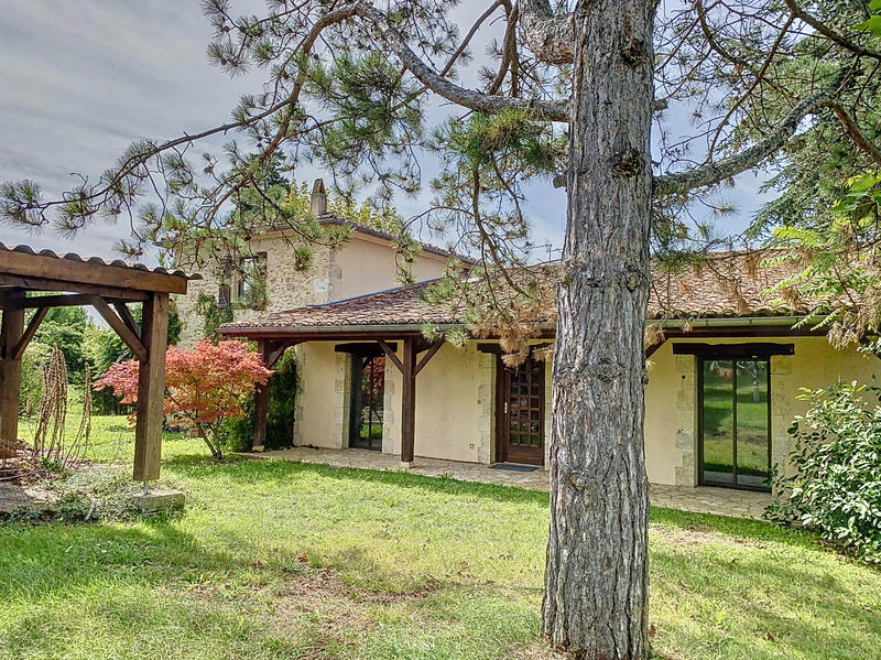 Maison - 273 m² - 10 pièces