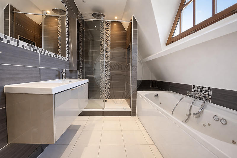 Propriété - 260 m² - 7 pièces