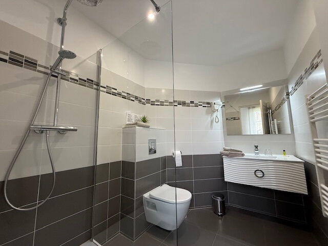 Maison - 218 m² - 8 pièces