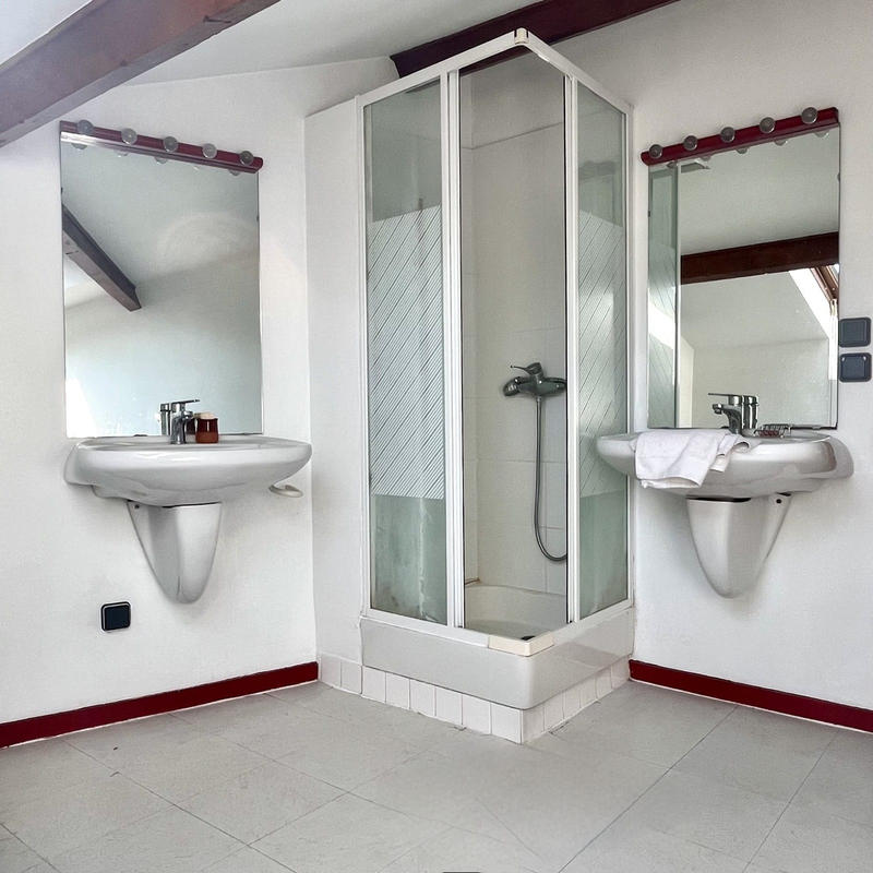 Maison - 220 m² - 8 pièces