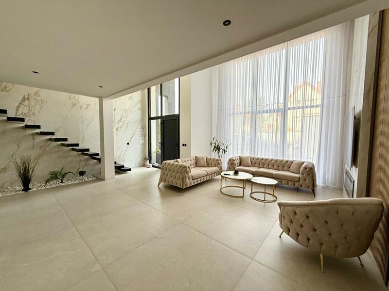 Maison - 165 m² - 6 pièces