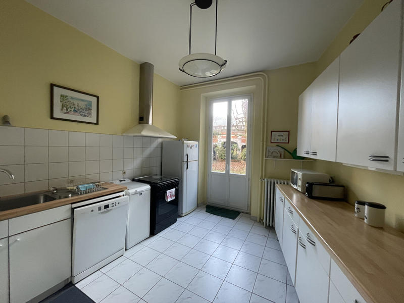 Propriété - 240 m² - 11 pièces