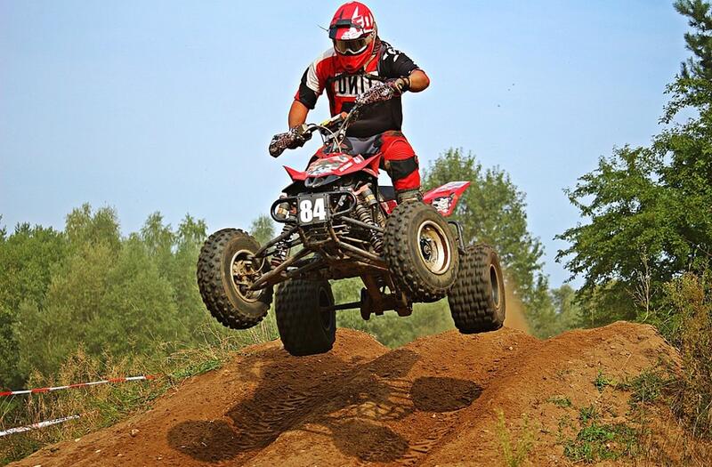 Course sur prairie de motocross et quad