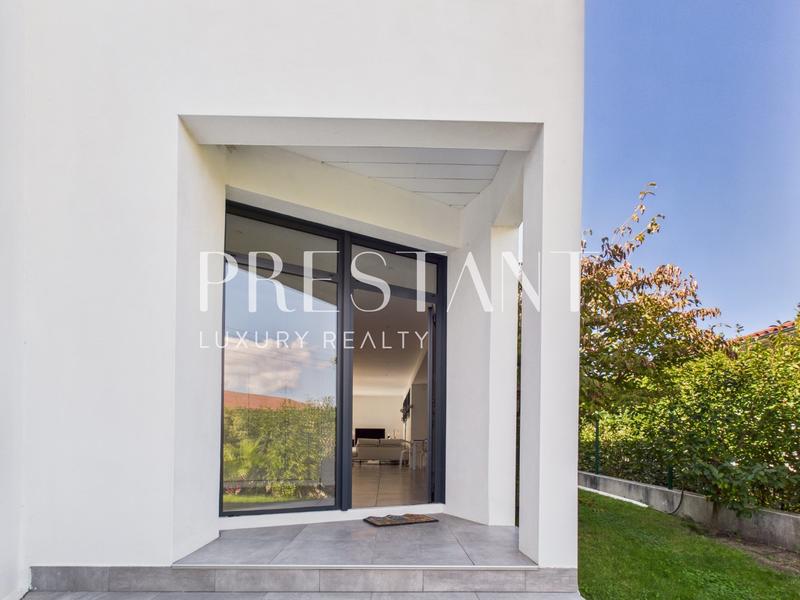 Maison - 180 m² - 5 pièces