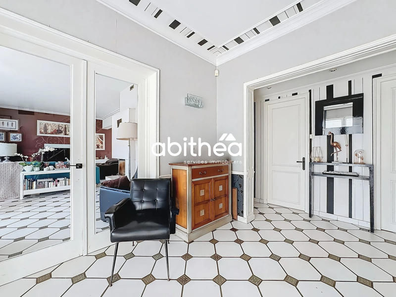 Maison - 233 m² - 7 pièces