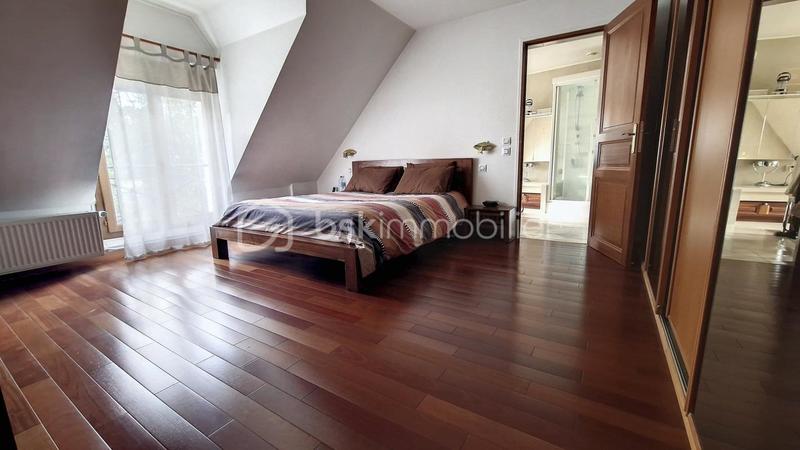 Maison - 225 m² - 9 pièces