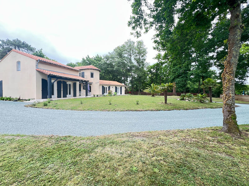 Maison - 228 m² - 7 pièces