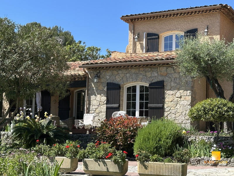 Maison - 195 m² - 5 pièces