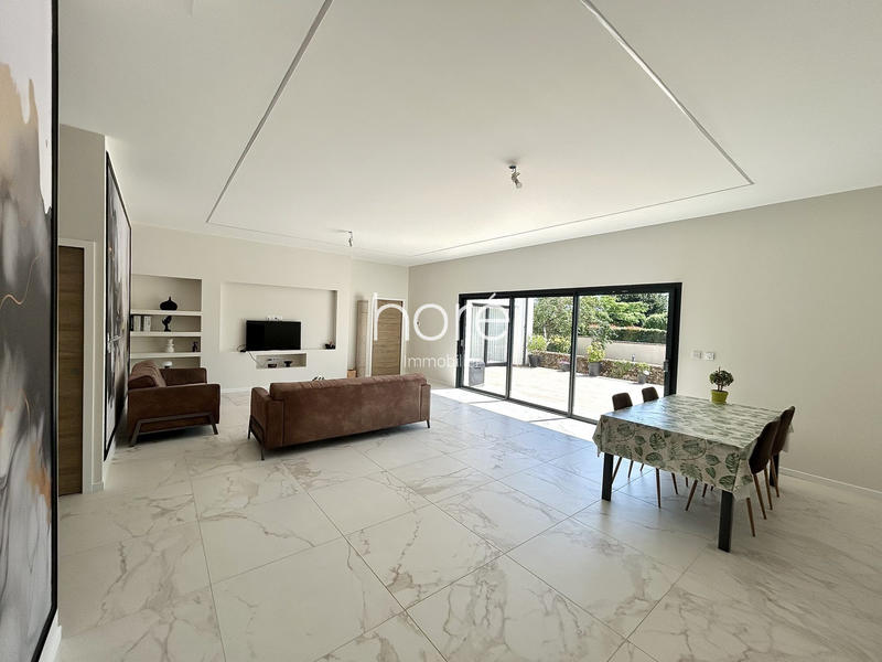 Maison - 213 m² - 6 pièces