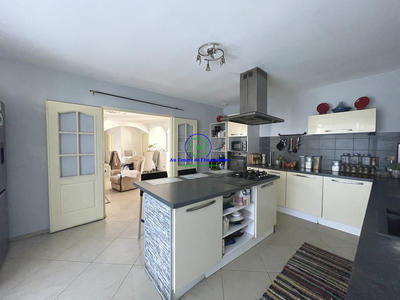 Maison - 255 m² - 8 pièces