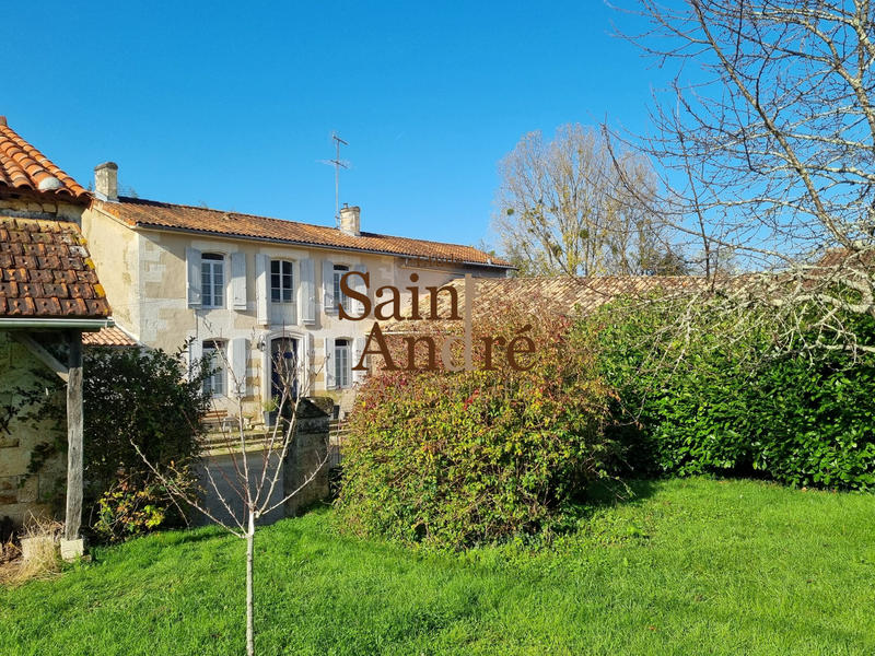 Maison - 256 m² - 8 pièces