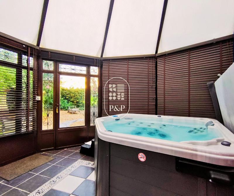 Maison - 423 m² - 8 pièces