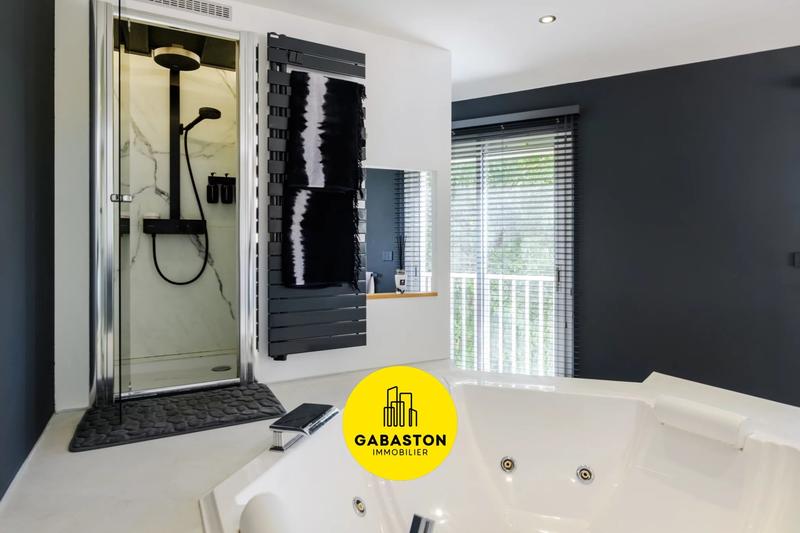 Villa - 247 m² - 5 pièces