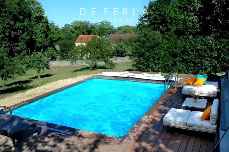 Propriété - 245 m² - 10 pièces