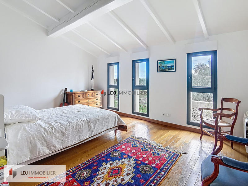 Maison - 260 m² - 6 pièces