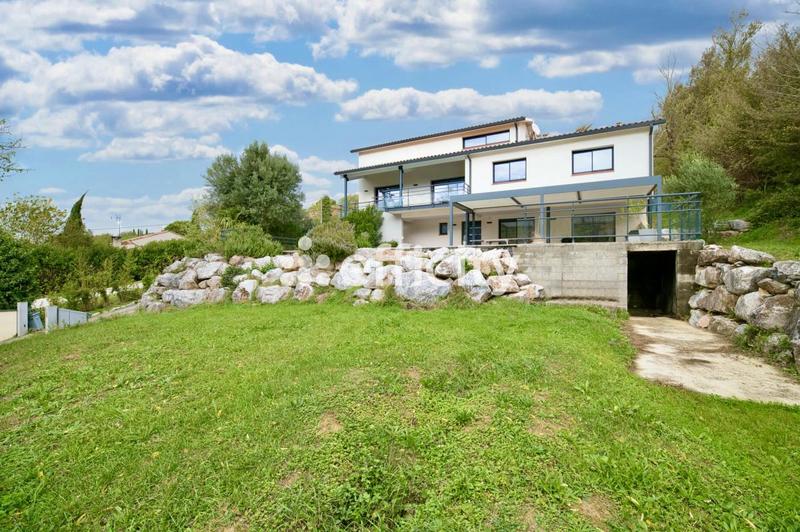 Maison - 246 m² - 7 pièces