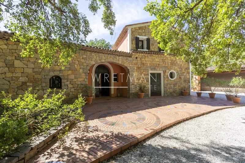 Maison - 237 m² - 8 pièces