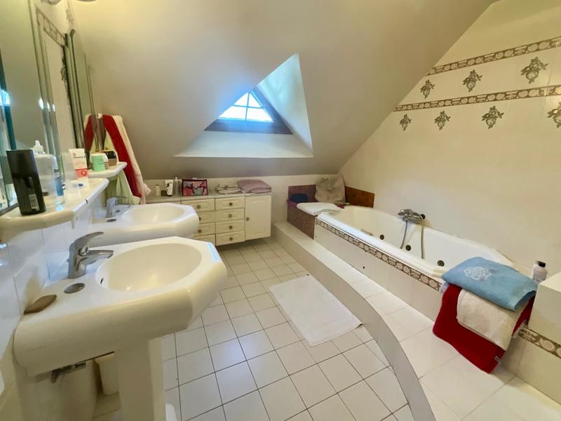 Maison - 245 m² - 9 pièces